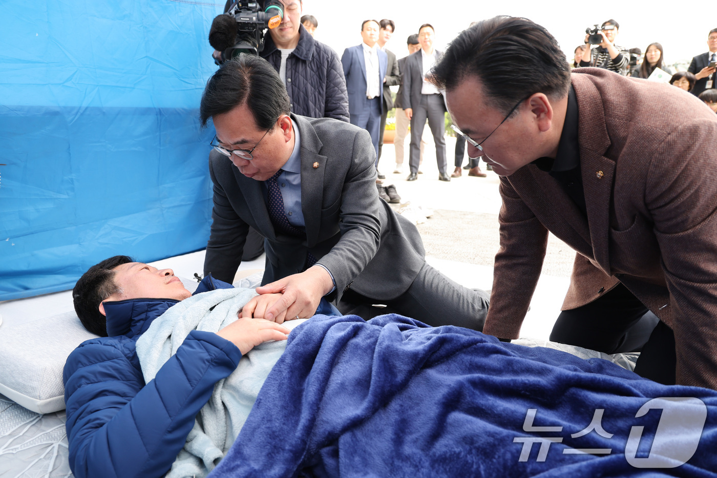 (서울=뉴스1) 신웅수 기자 = 송언석 국민의힘 원내대표가 22일 서울 여의도 본관 앞에서 단식 농성 중인 안호영 더불어민주당 의원을 방문해 대화하고 있다. 2026.4.22/뉴스 …