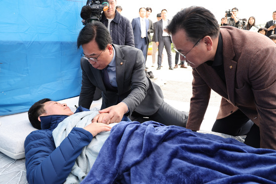 안호영과 대화하는 송언석 원내대표