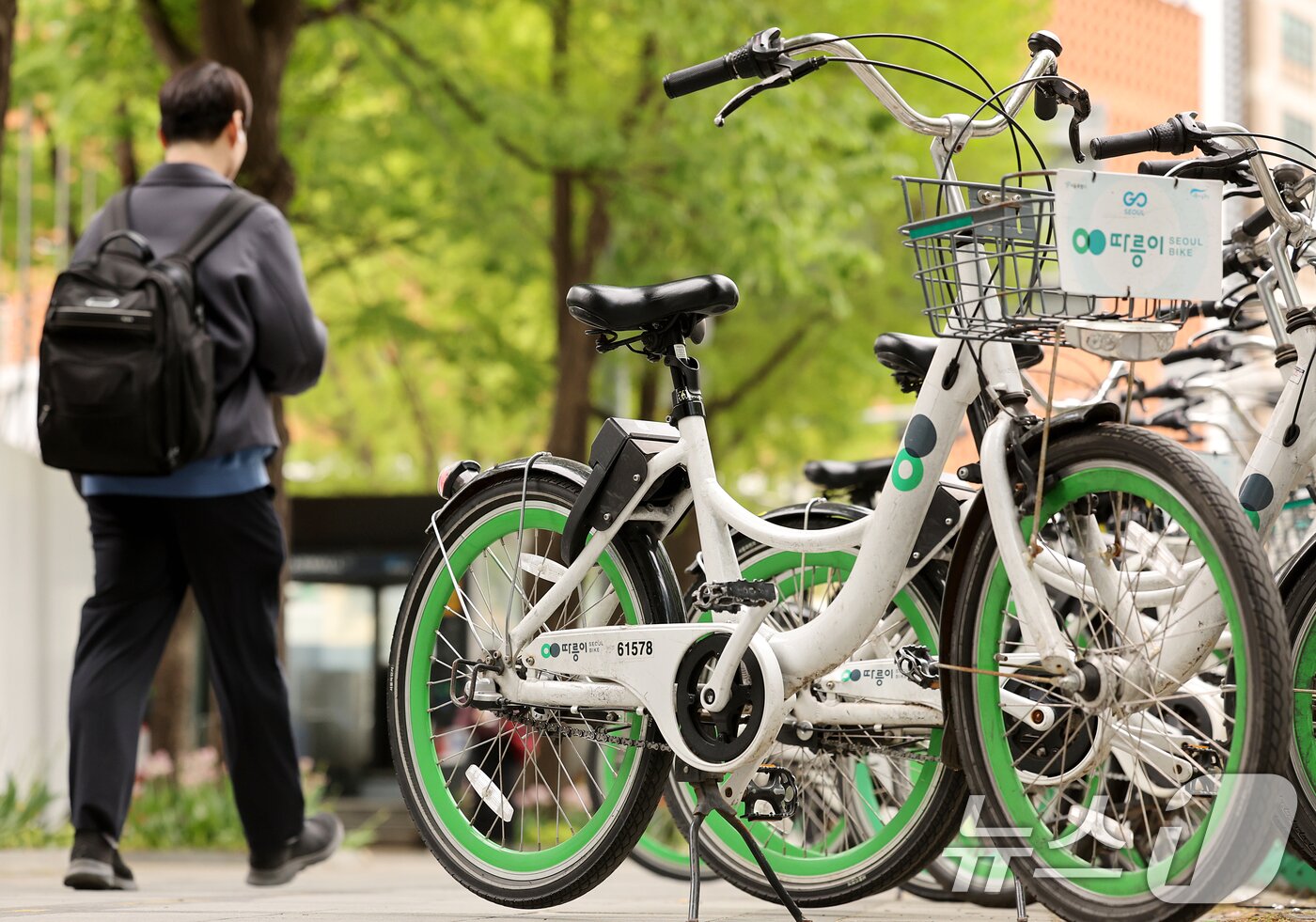 본문 이미지 - 자전거 이용 활성화를 위해 정부가 지정한 자전거의 날인 22일 오후 서울 시내에 공공자전거 '따릉이'가 세워져 있다.  2026.4.22 ⓒ 뉴스1 조연우 인턴기자