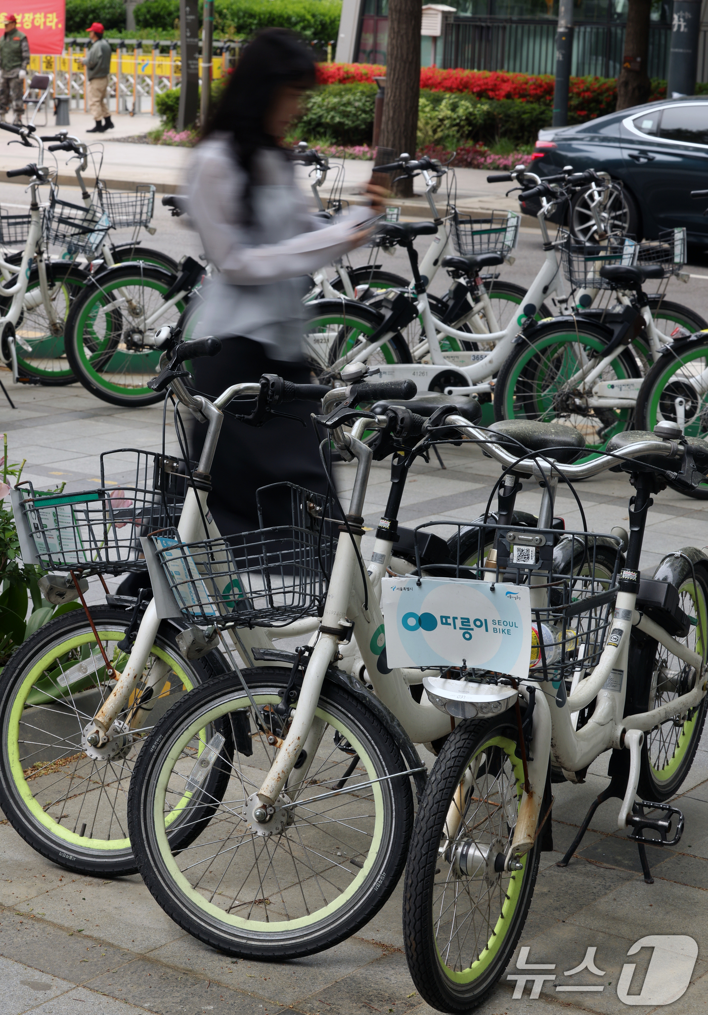 (서울=뉴스1) 조연우 인턴기자 = 자전거 이용 활성화를 위해 정부가 지정한 자전거의 날인 22일 오후 서울 시내에 공공자전거 '따릉이'가 세워져 있다. 서울시는 따릉이 이용 시 …