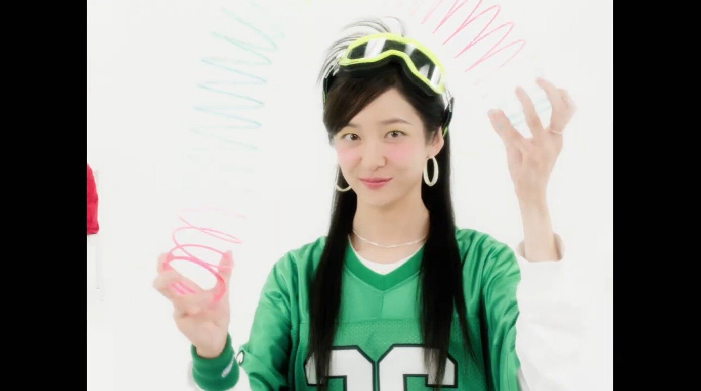 본문 이미지 - 트라이앵글 '러브 이즈' 뮤직비디오 갈무리