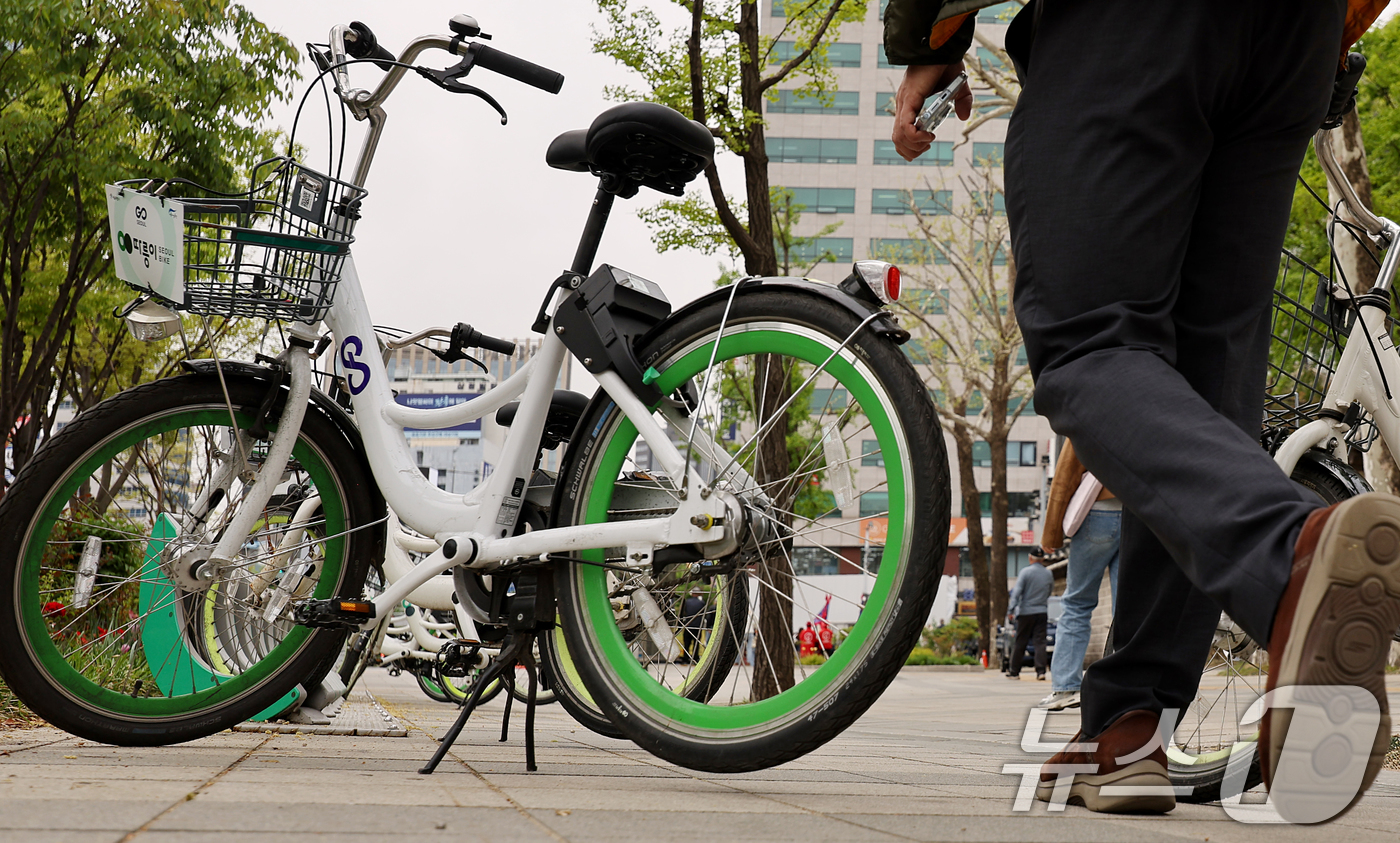 (서울=뉴스1) 조연우 인턴기자 = 자전거 이용 활성화를 위해 정부가 지정한 자전거의 날인 22일 오후 서울 시내에 공공자전거 '따릉이'가 세워져 있다. 서울시는 따릉이 이용 시 …