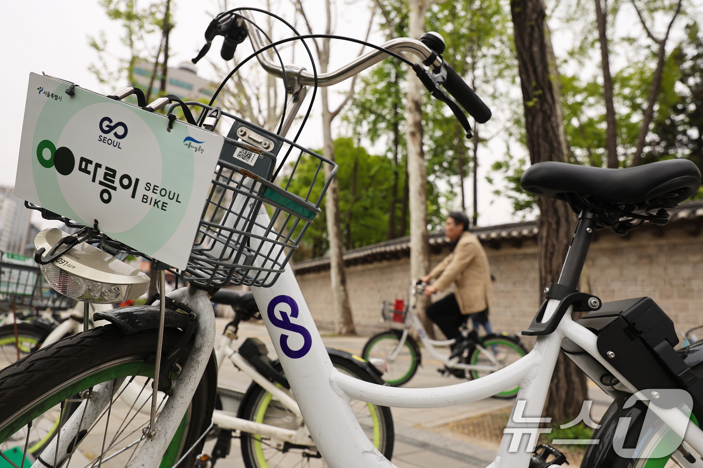 (서울=뉴스1) 조연우 인턴기자 = 자전거 이용 활성화를 위해 정부가 지정한 자전거의 날인 22일 오후 서울 시내에 공공자전거 '따릉이'가 세워져 있다. 서울시는 따릉이 이용 시 …