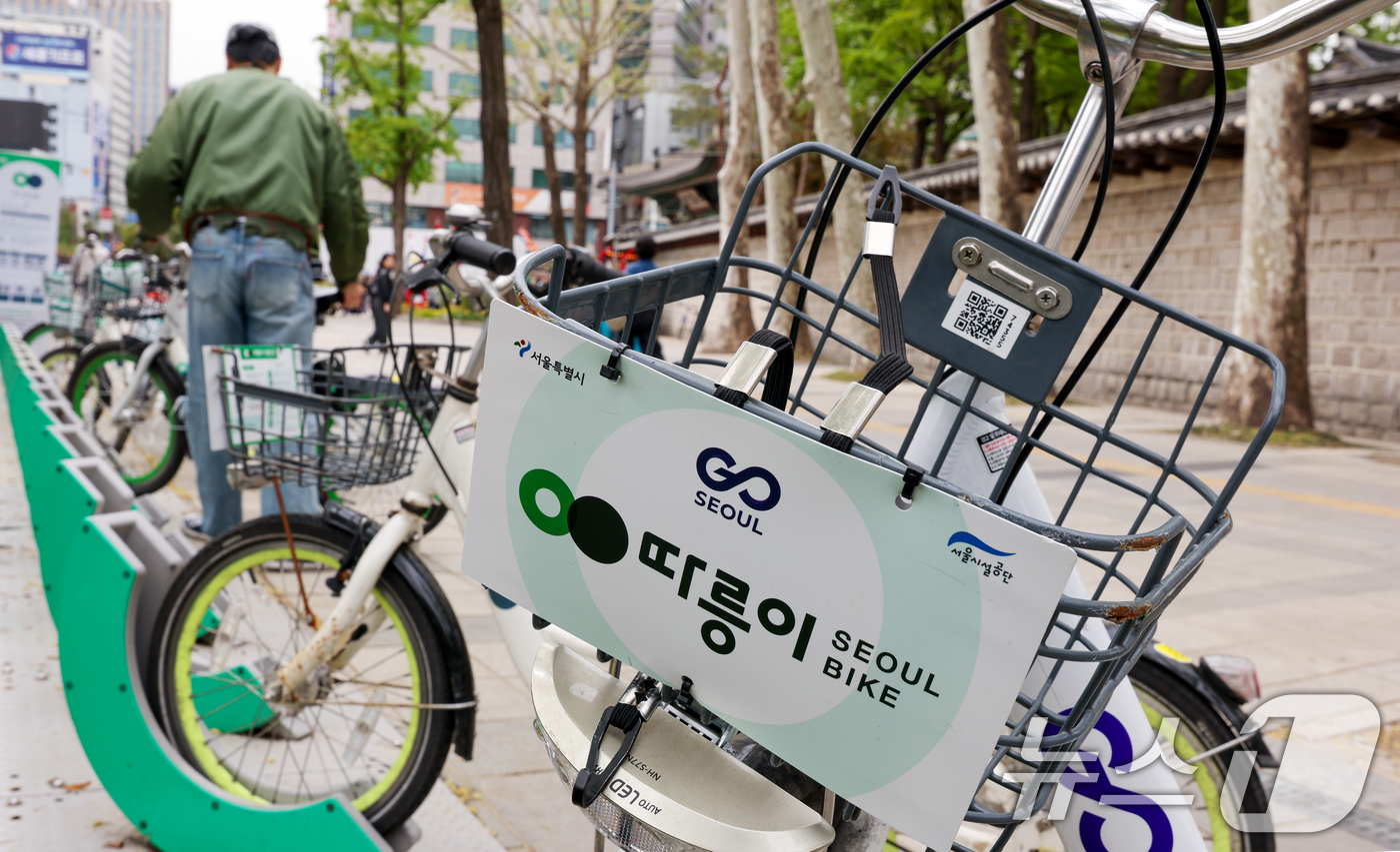 (서울=뉴스1) 조연우 인턴기자 = 자전거의 날인 22일 오후 서울 시내에 공공자전거 '따릉이'가 세워져 있다. 서울시는 따릉이 이용 시 1km당 100원의 탄소중립포인트를 적립하 …