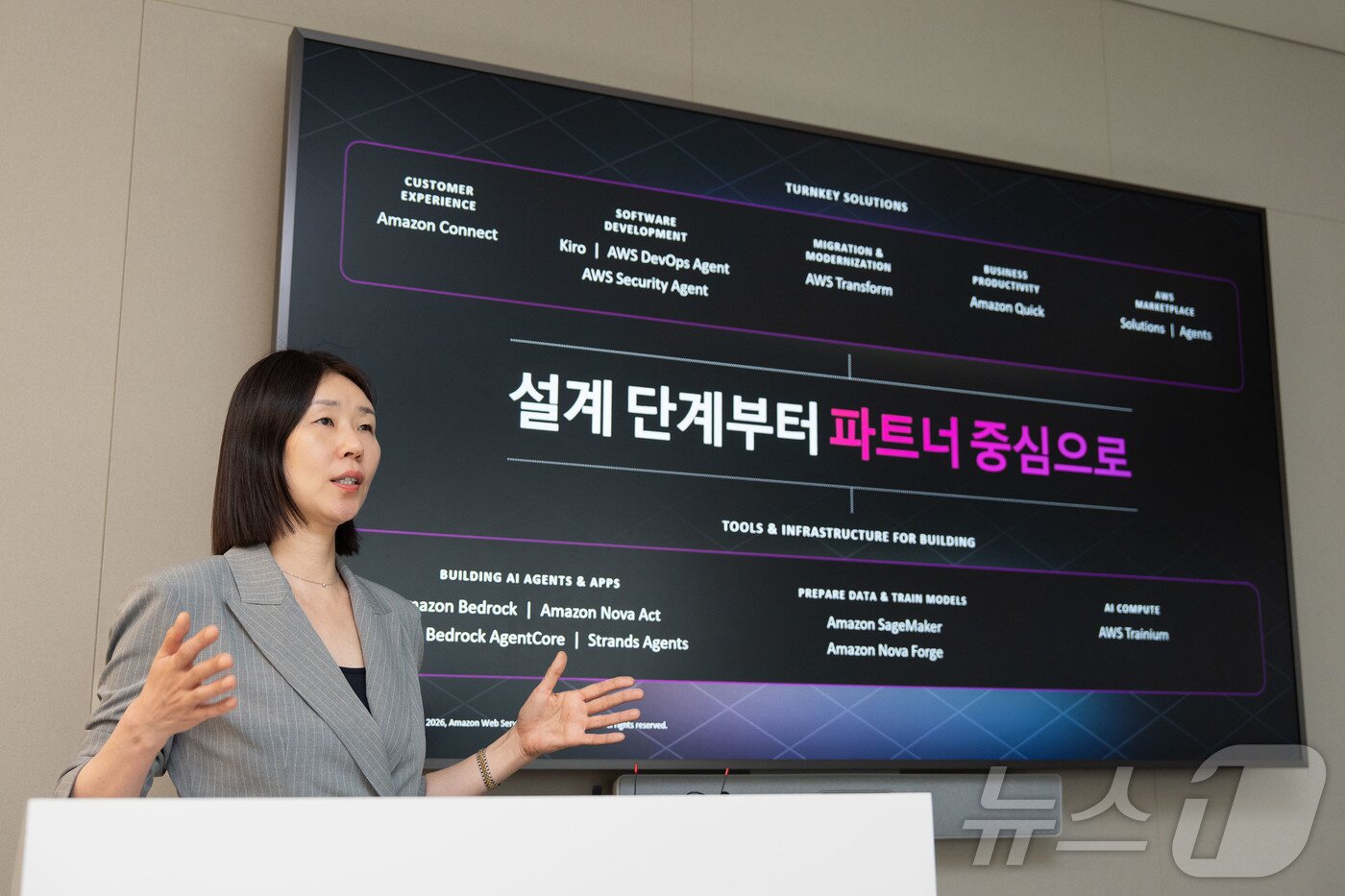 본문 이미지 - 방희란 아마존웹서비스(AWS) 코리아 파트너 부문 총괄이 22일 서울 강남구 AWS 코리아 오피스에서 열린 기자간담회에서 발언 중인 모습. 2026.04.22 ⓒ 뉴스1 (AWS제공)