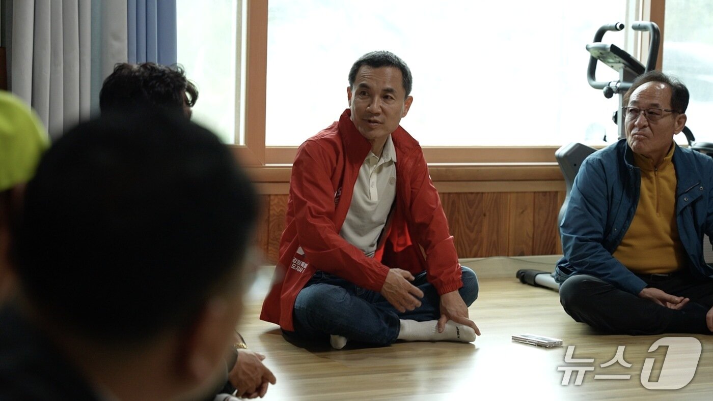 본문 이미지 - 김진태 국민의힘 강원특별자치도지사 예비후보가 21일 현장 밀착형 행보인 '회관일기' 5탄을 통해 양양군 손양면 수산리어촌마을주민들과 소통을 이어갔다.(김진태 예비후보 측 제공. 재판매 및 DB금지)/뉴스1