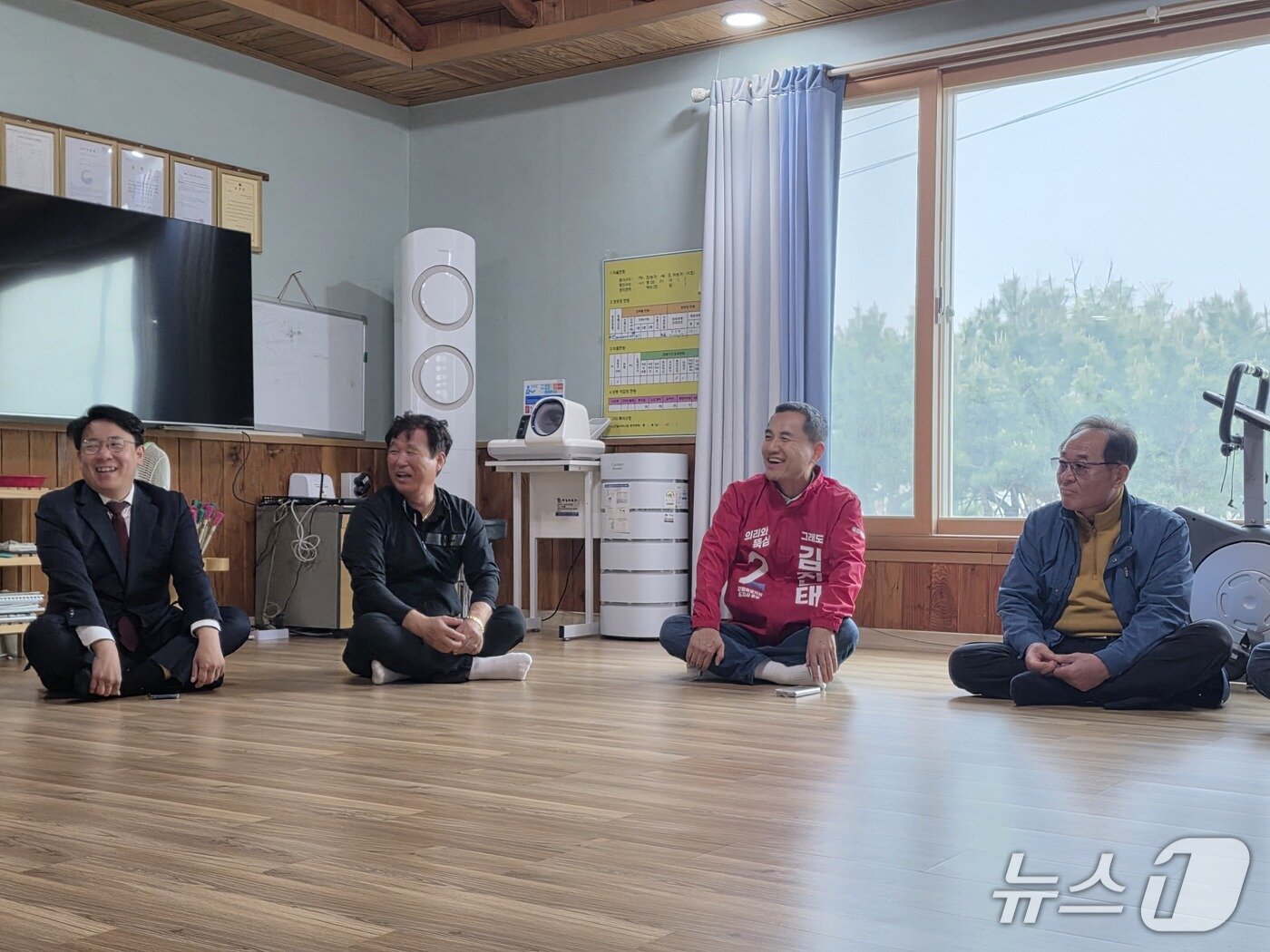 본문 이미지 - 김진태 국민의힘 강원특별자치도지사 예비후보가 21일 현장 밀착형 행보인 '회관일기' 5탄을 통해 양양군 손양면 수산리어촌마을주민들과 소통을 이어갔다.(김진태 예비후보 측 제공. 재판매 및 DB금지)/뉴스1