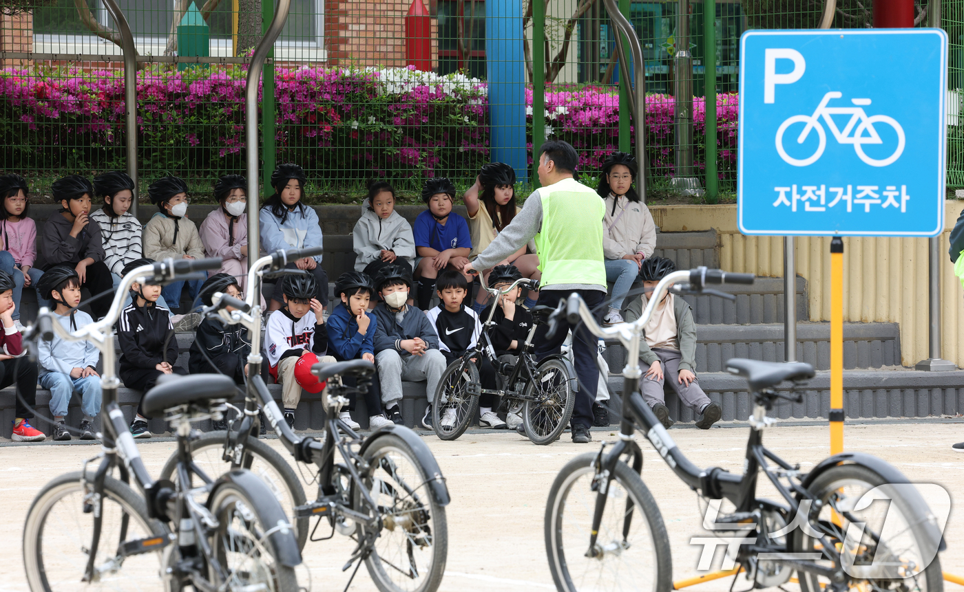 (수원=뉴스1) 김영운 기자 = 자전거의 날인 22일 경기 수원시 권선구 명당초등학교에서 열린 '2026년 찾아가는 자전거&PM(개인형 이동장치) 안전교육'에서 학생들이 교통표지판 …