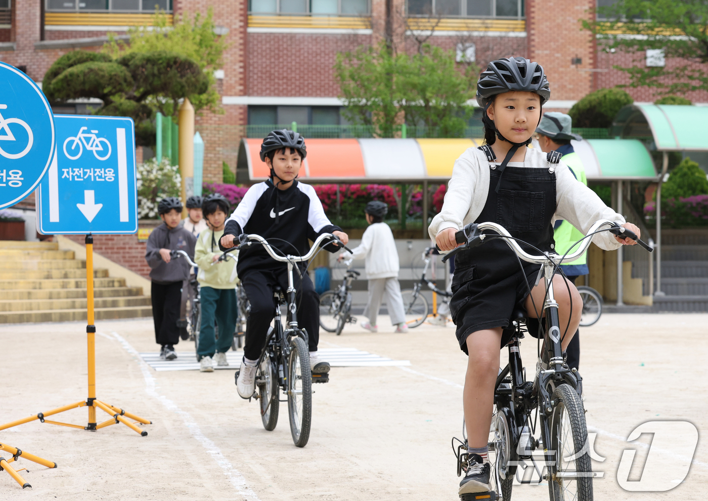 (수원=뉴스1) 김영운 기자 = 자전거의 날인 22일 경기 수원시 권선구 명당초등학교에서 열린 '2026년 찾아가는 자전거&PM(개인형 이동장치) 안전교육'에서 학생들이 교통표지판 …