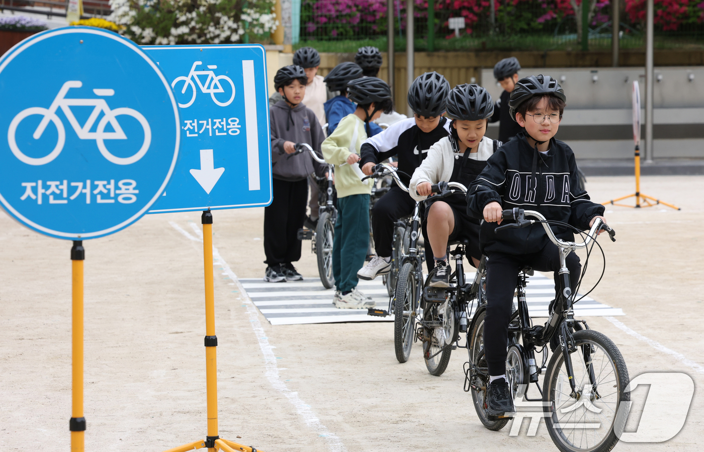 (수원=뉴스1) 김영운 기자 = 자전거의 날인 22일 경기 수원시 권선구 명당초등학교에서 열린 '2026년 찾아가는 자전거&PM(개인형 이동장치) 안전교육'에서 학생들이 교통표지판 …