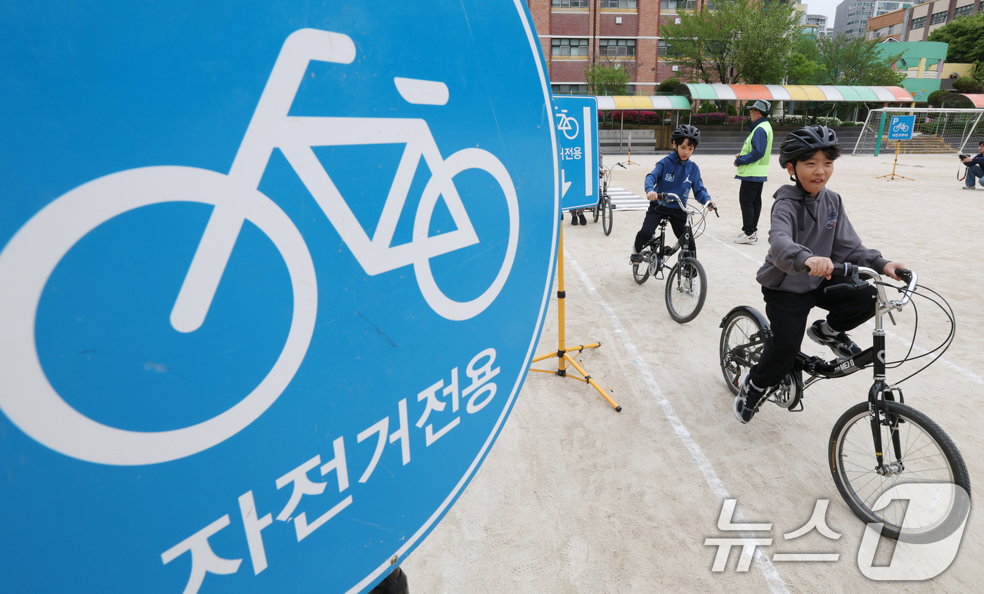 (수원=뉴스1) 김영운 기자 = 자전거의 날인 22일 경기 수원시 권선구 명당초등학교에서 열린 '2026년 찾아가는 자전거&PM(개인형 이동장치) 안전교육'에서 학생들이 교통표지판 …