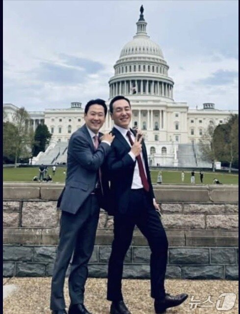 본문 이미지 - 지난 14일(현지시간) 미국 워싱턴 국회의사당 앞에서 장동혁 국민의힘 대표, 김민수 최고위원이 기념사진을 찍기 위해 포즈를 취하고 있다. 김 최고위원은 '교민의 요청해 찍혔을 뿐이다'며 놀러다녔다는 일부 비판을 억울해 했다. (SNS 갈무리) ⓒ 뉴스1 