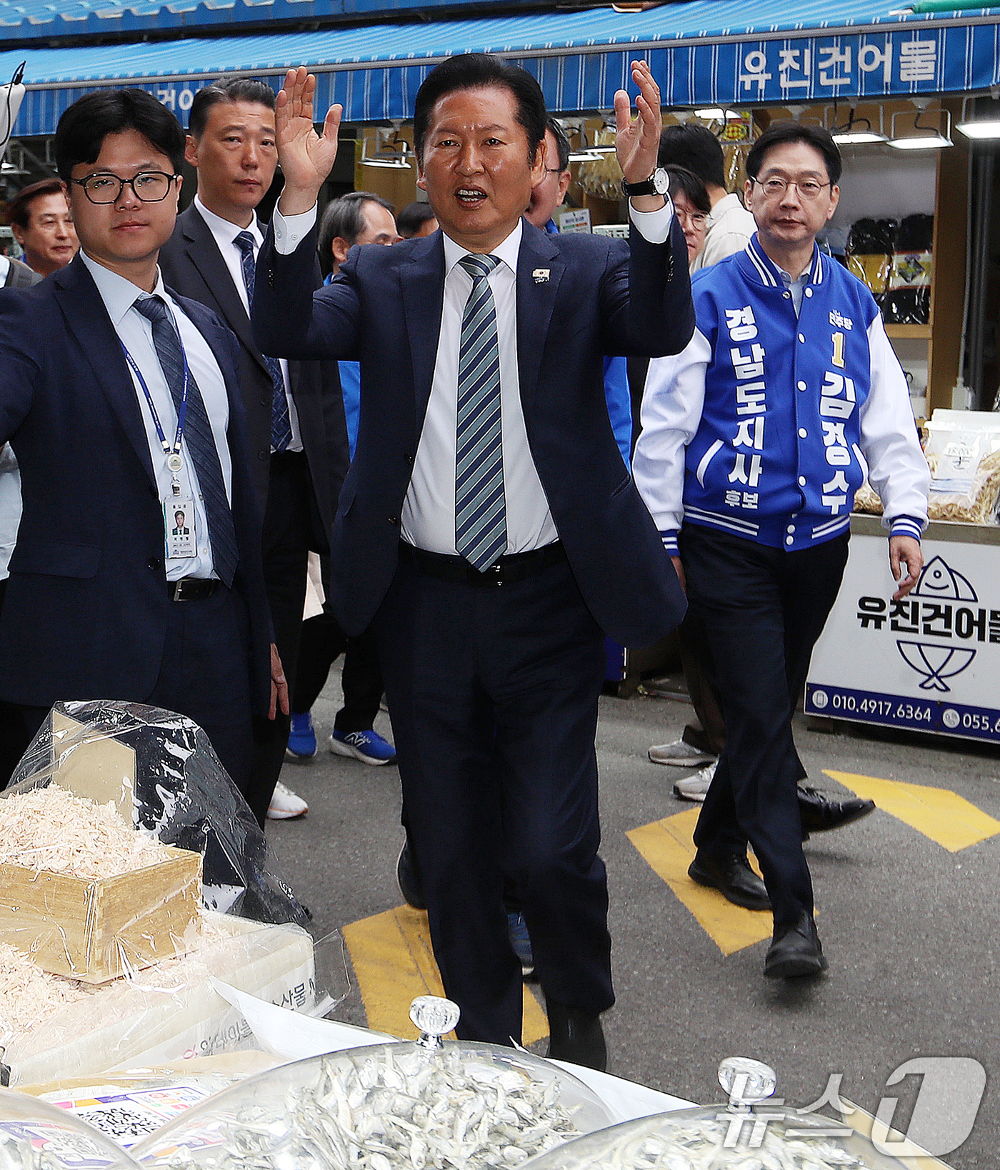 (통영=뉴스1) 윤일지 기자 = 정청래 더불어민주당 대표가 22일 경남 통영 통영중앙전통시장을 찾아 이전 시장 방문 때 인사를 나눴던 상인을 보자 반가워하고 있다.  2026.4. …