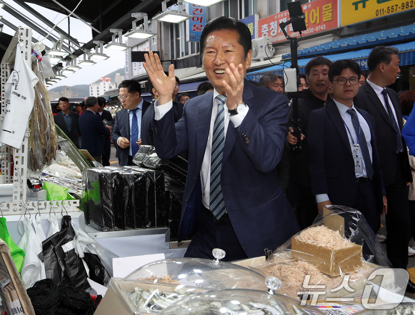 (통영=뉴스1) 윤일지 기자 = 정청래 더불어민주당 대표가 22일 경남 통영 통영중앙전통시장을 찾아 이전 시장 방문 때 인사를 나눴던 상인을 보자 반가워하고 있다.  2026.4. …