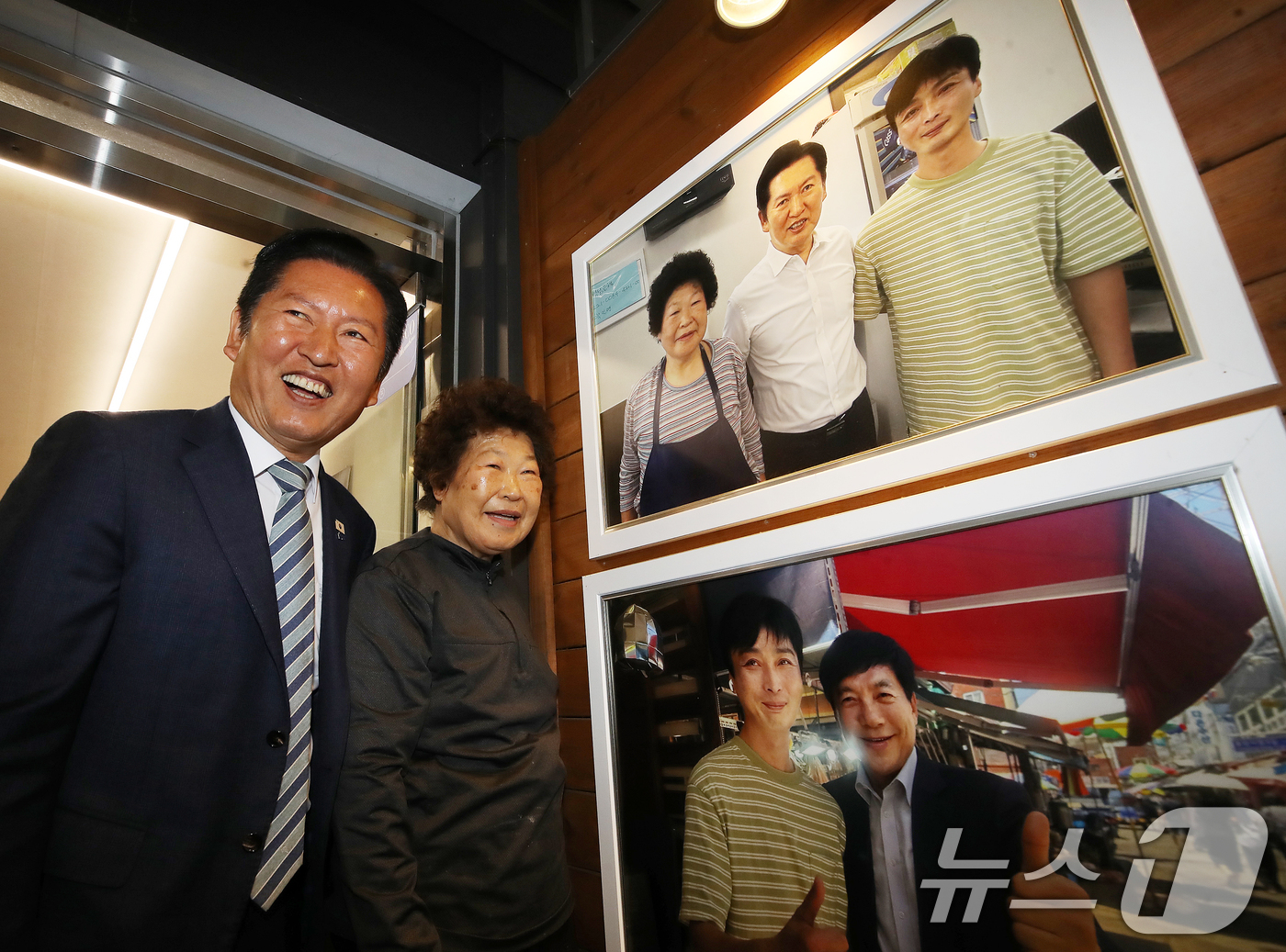 (통영=뉴스1) 윤일지 기자 = 정청래 더불어민주당 대표가 22일 경남 통영 통영중앙전통시장을 찾아 이전 시장 방문 때 만났던 상인과 환하게 웃고 있다. 2026.4.22/뉴스1