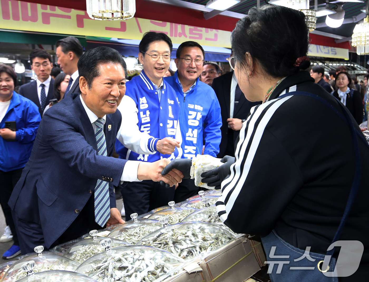 (통영=뉴스1) 윤일지 기자 = 정청래 더불어민주당 대표가 22일 경남 통영 통영중앙전통시장을 찾아 김경수 경남도지사 후보, 강석주 통영시장 후보와 함께 상인과 인사를 나누고 있다 …
