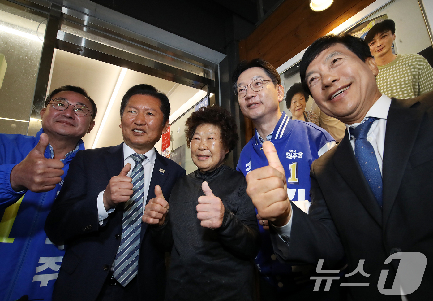 (통영=뉴스1) 윤일지 기자 = 정청래 더불어민주당 대표가 22일 경남 통영 통영중앙전통시장을 찾아 이성윤 최고위원, 김경수 경남도지사 후보, 강석주 통영시장 후보와 함께 상인과 …