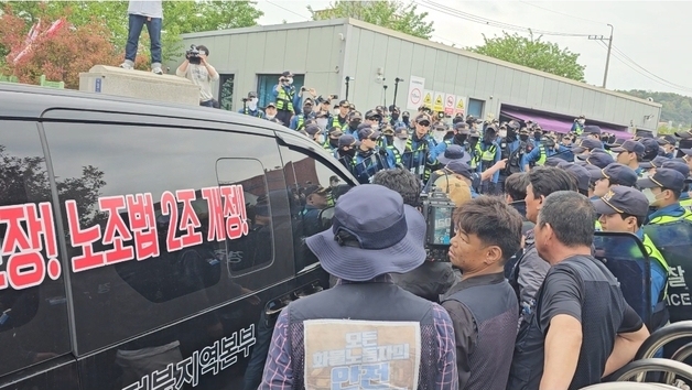 화물연대, 조합원 2명 구속영장 신청에 강력 반발