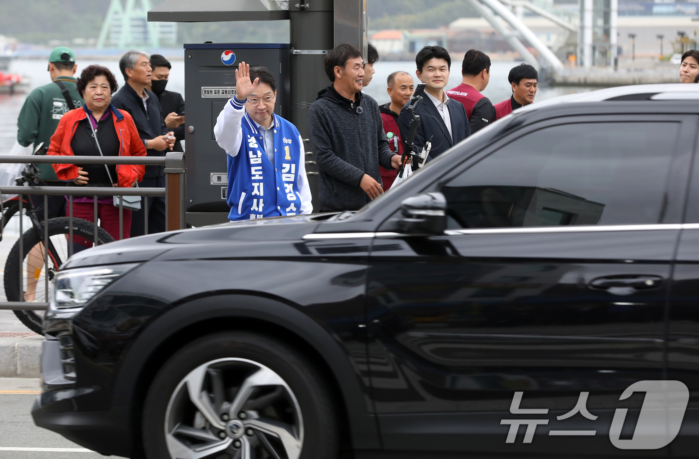 (통영=뉴스1) 윤일지 기자 = 김경수 더불어민주당 경남도지사 후보가 22일 경남 통영 통영중앙전통시장 앞에서 시민들에게 인사를 하고 있다. 2026.4.22/뉴스1