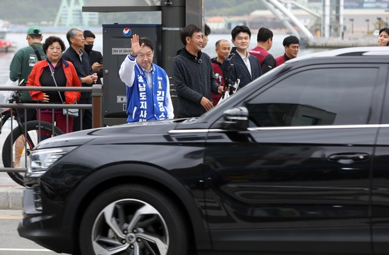 통영 시민에게 인사하는 김경수 민주당 경남도지사 후보