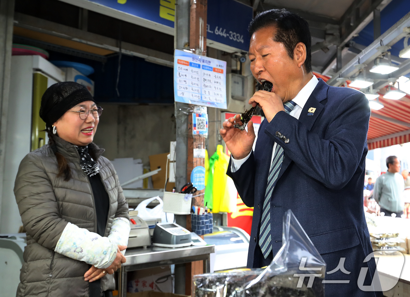 (통영=뉴스1) 윤일지 기자 = 정청래 더불어민주당 대표가 22일 경남 통영 통영중앙전통시장을 찾아 곱창김을 맛보고 있다. 2026.4.22/뉴스1