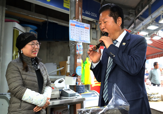 곱창김 맛보는 정청래 대표
