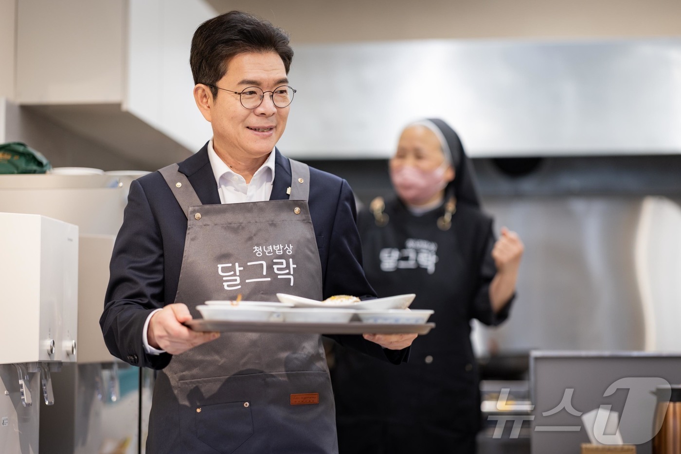 (서울=뉴스1) = 정원오 더불어민주당 서울시장 후보가 22일 서울 중구 청년밥상 달그락에서 진행된 '찾아가는 서울 인(人)터뷰 3탄 직장인 밥상편'에서 음식을 나르고 있다. (정 …