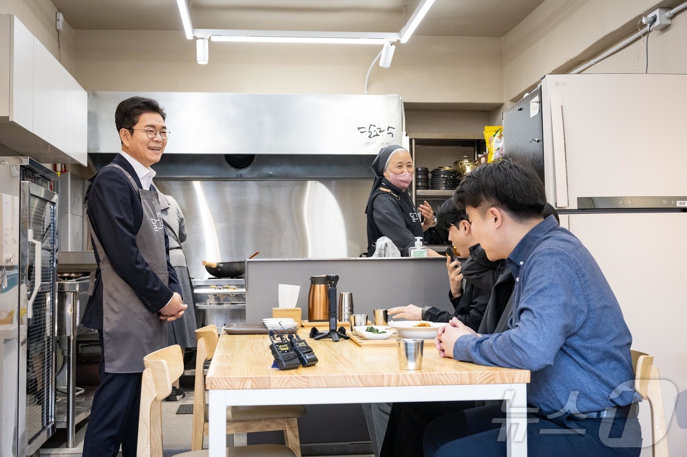 (서울=뉴스1) = 정원오 더불어민주당 서울시장 후보가 22일 서울 중구 청년밥상 달그락에서 진행된 '찾아가는 서울 인(人)터뷰 3탄 직장인 밥상편'에서 식사를 하며 시민들과 대화 …