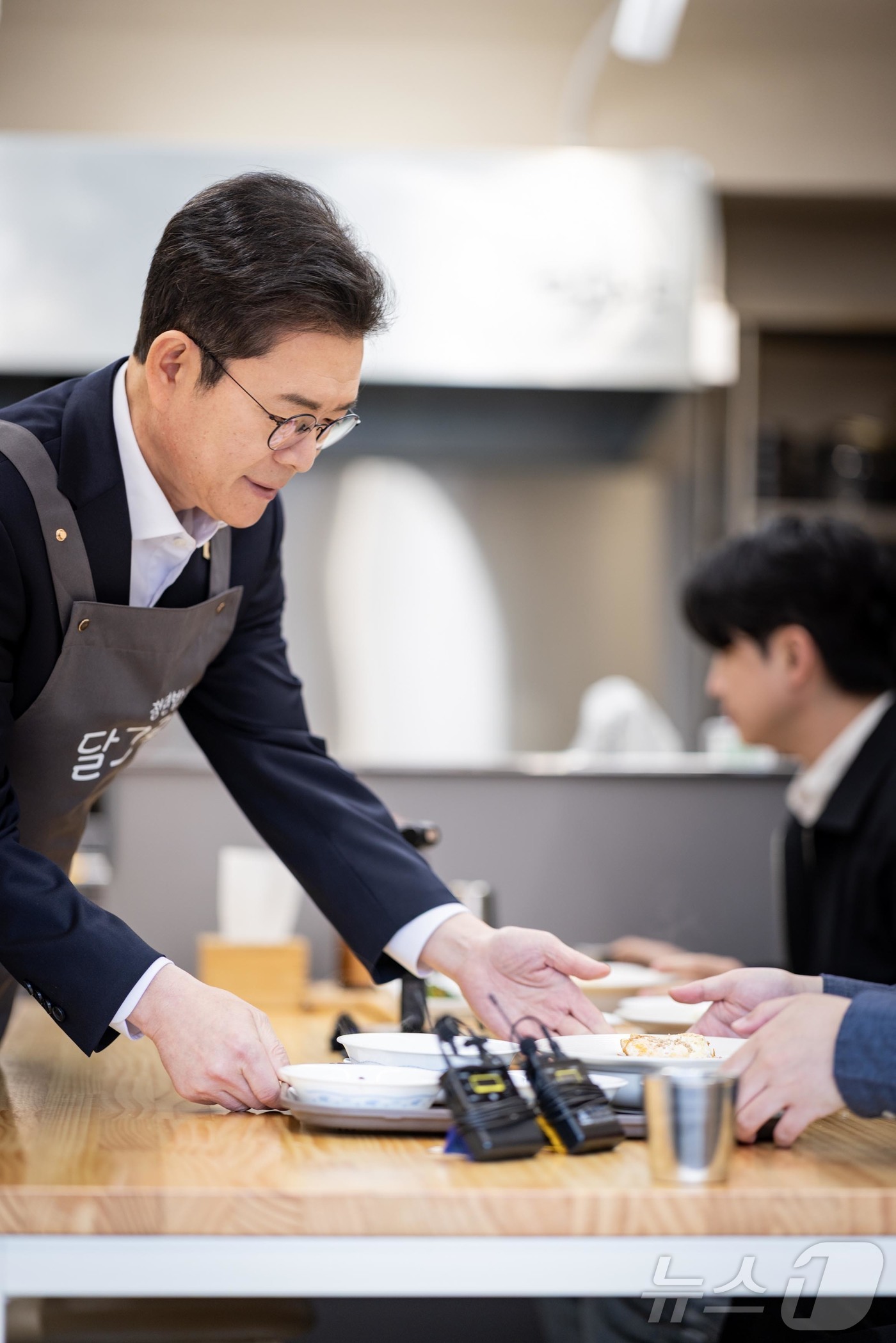 (서울=뉴스1) = 정원오 더불어민주당 서울시장 후보가 22일 서울 중구 청년밥상 달그락에서 진행된 '찾아가는 서울 인(人)터뷰 3탄 직장인 밥상편'에서 음식을 나르고 있다. (정 …