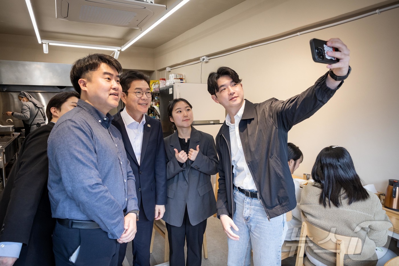 (서울=뉴스1) = 정원오 더불어민주당 서울시장 후보가 22일 서울 중구 청년밥상 달그락에서 진행된 '찾아가는 서울 인(人)터뷰 3탄 직장인 밥상편'에서 시민들과 셀카를 찍고 있다 …