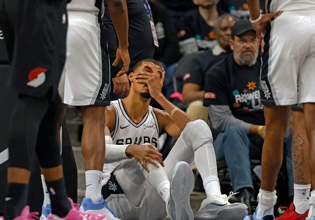 NBA 샌안토니오 웸반야마, 뇌진탕으로 이탈…팀도 PO 2차전 패(종합)