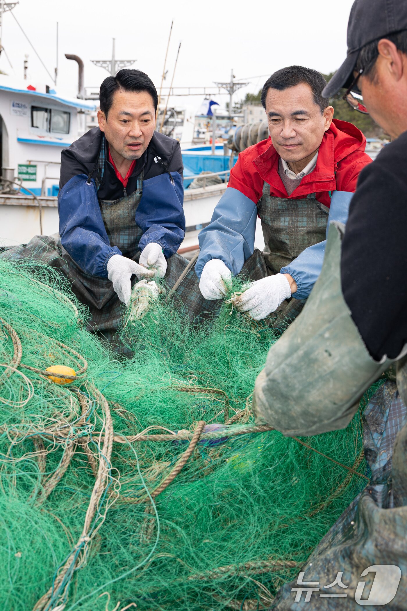 본문 이미지 - 장동혁 국민의힘 대표와 김진태 강원특별자치도지사가 22일 강원 양양군 남애항에서 그물 정리 작업을 하고 있다. 2026.4.22 ⓒ 뉴스1 유승관 기자