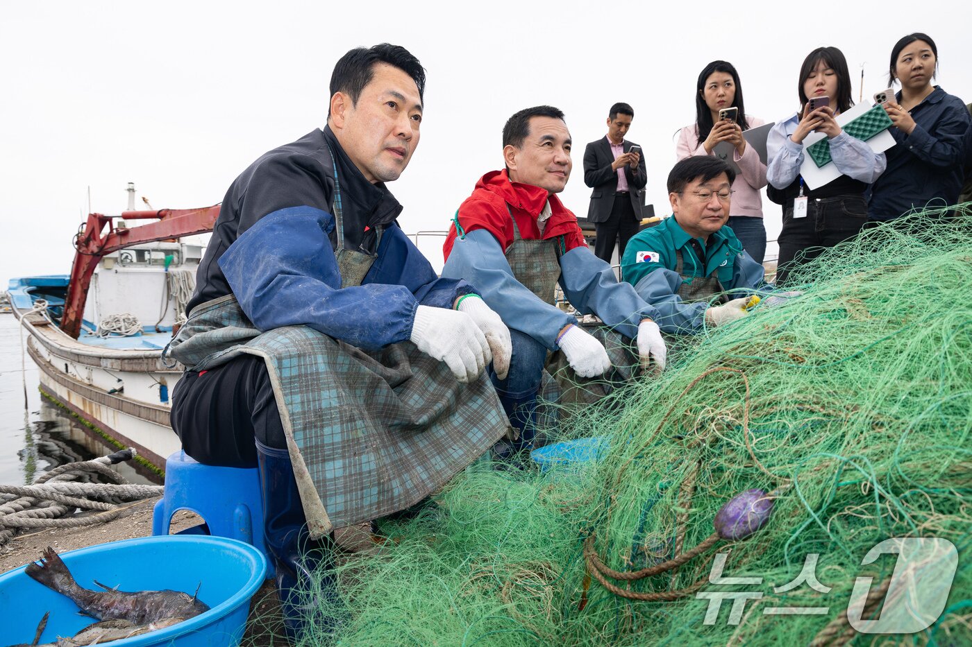 본문 이미지 - 장동혁 국민의힘 대표와 김진태 강원특별자치도지사, 정점식 정책위의장이 22일 강원 양양군 남애항에서 그물 정리 작업을 하고 있다. 2026.4.22 ⓒ 뉴스1 유승관 기자