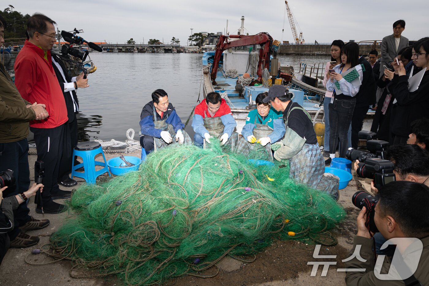 본문 이미지 - 장동혁 국민의힘 대표와 김진태 강원특별자치도지사, 정점식 정책위의장이 22일 강원 양양군 남애항에서 그물 정리 작업을 하고 있다. 2026.4.22 ⓒ 뉴스1 유승관 기자