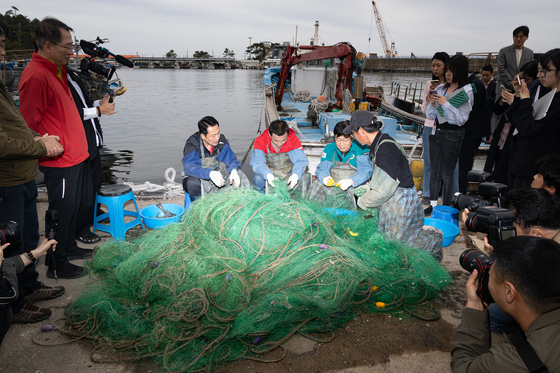 양양 남애항 찾아 그물 정리하는 장동혁 대표
