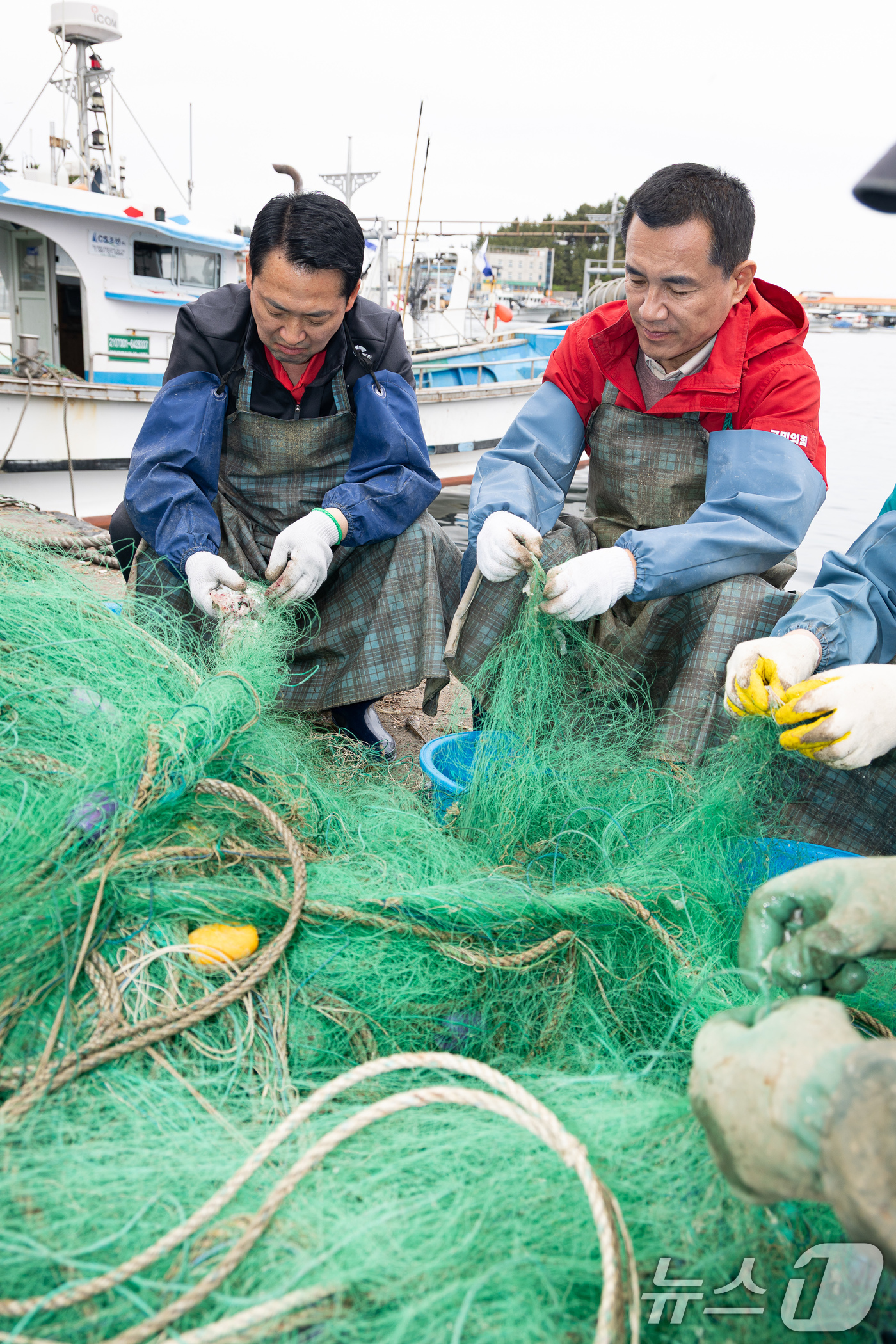(양양=뉴스1) 유승관 기자 = 장동혁 국민의힘 대표와 김진태 강원특별자치도지사가 22일 강원 양양군 남애항에서 그물 정리 작업을 하고 있다. 2026.4.22/뉴스1
