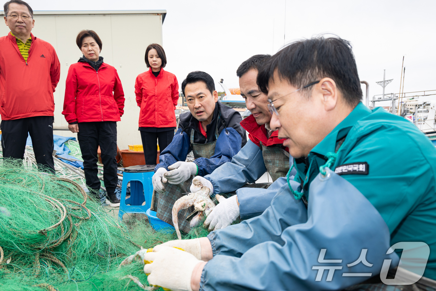 (양양=뉴스1) 유승관 기자 = 장동혁 국민의힘 대표와 김진태 강원특별자치도지사, 정점식 정책위의장이 22일 강원 양양군 남애항에서 그물 정리 작업을 하고 있다. 2026.4.22 …