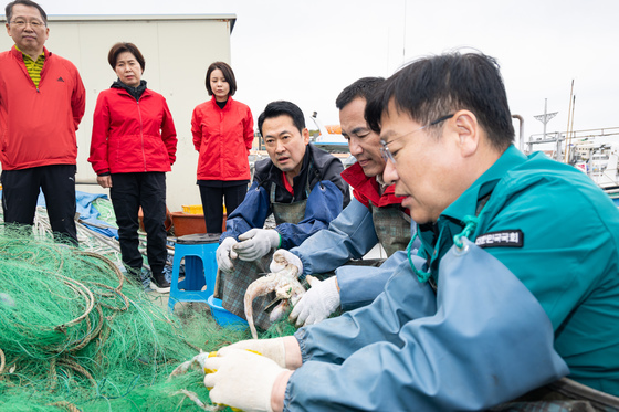 어민 애로사항 들으며 그물 정리하는 장동혁 대표