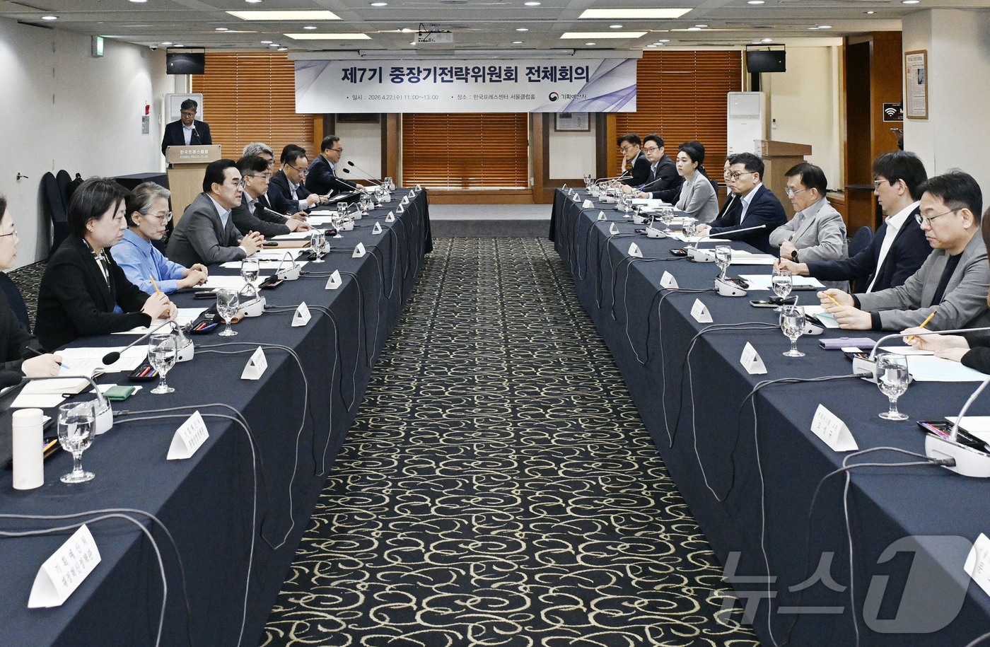 (서울=뉴스1) = 박홍근 기획예산처 장관이 22일 오전 서울 중구 한국프레스센터에서 열린 중장기전략위원회 전체회의에서 모두발언을 하고 있다. (기획예산처 제공. 재판매 및 DB …