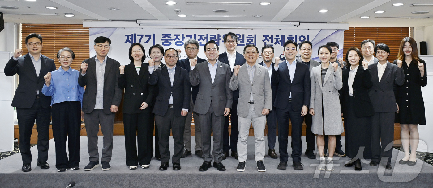 (서울=뉴스1) = 박홍근 기획예산처 장관이 22일 오전 서울 중구 한국프레스센터에서 열린 중장기전략위원회 전체회의에서 권오현 중장기전략위원회 위원장을 비롯한 참석자들과 기념 촬영 …