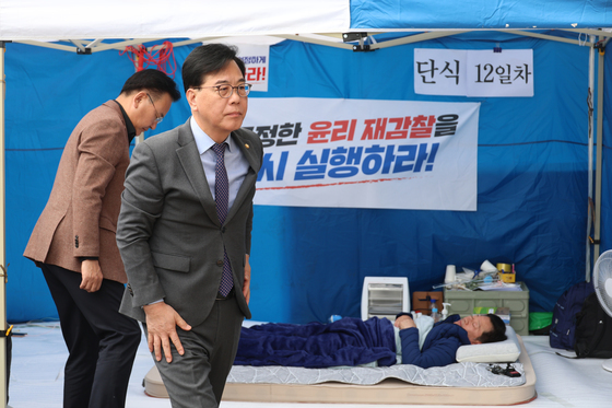 안호영 농성장 나서는 송언석