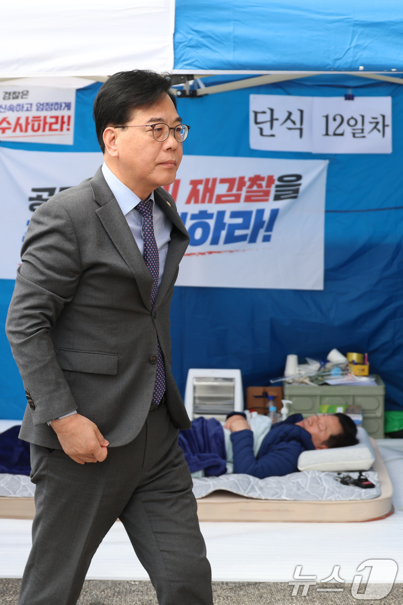 (서울=뉴스1) 신웅수 기자 = 송언석 국민의힘 원내대표가 22일 서울 여의도 국회 앞 천막에서 단식농성 중인 안호영 더불어민주당 의원을 찾아 대화 후 천막을 나서고 있다. (공동 …