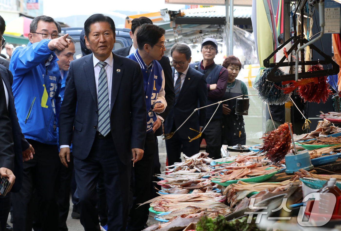 (통영=뉴스1) 윤일지 기자 = 정청래 더불어민주당 대표가 22일 김경수 경남도지사 후보, 강석주 통영시장 후보와 함께 경남 통영 통영중앙전통시장을 둘러보고 있다. 2026.4.2 …