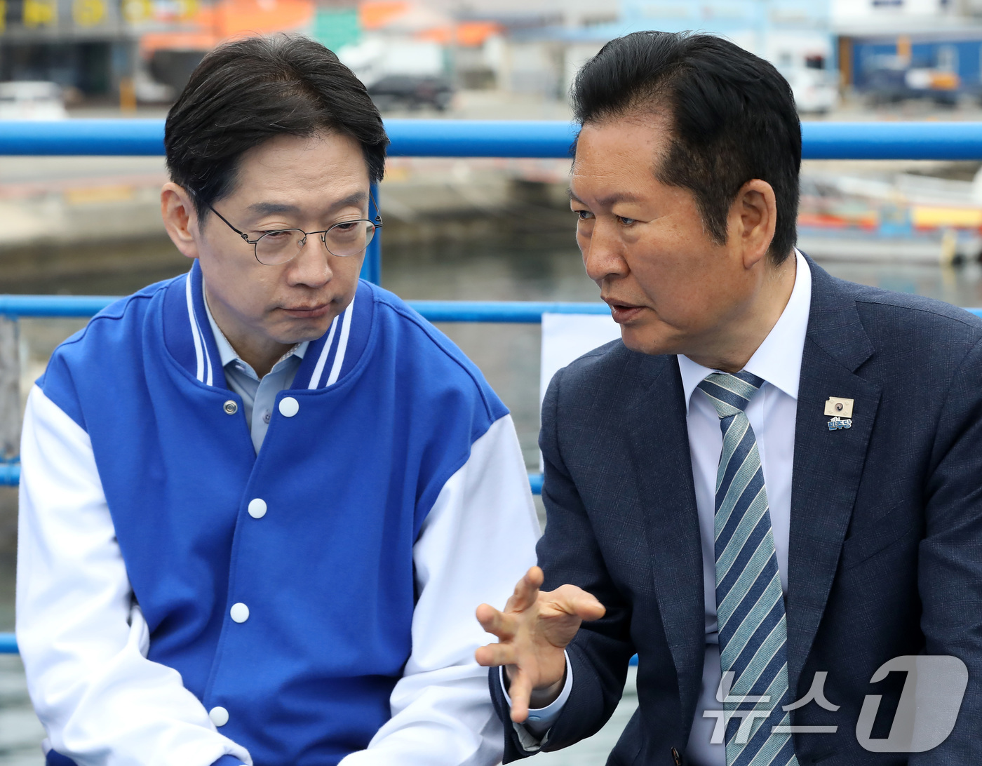 (통영=뉴스1) 윤일지 기자 = 정청래 더불어민주당 대표가 22일 경남 통영 욕지도에서 통영시로 향하는 선박 위에서 열린 '욕지도 선상 최고위원회의'에 참석해 김경수 경남도지사 후 …