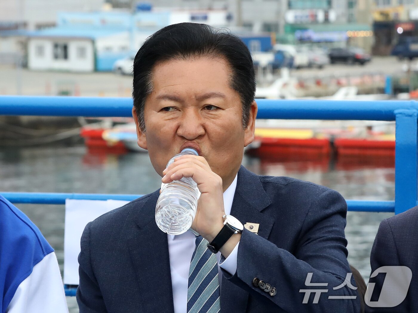 본문 이미지 - 정청래 더불어민주당 대표가 22일 경남 통영 욕지도에서 통영시로 향하는 선박 위에서 열린 '욕지도 선상 최고위원회의'에 참석해 물을 마시고 있다. 2026.4.22 ⓒ 뉴스1 윤일지 기자