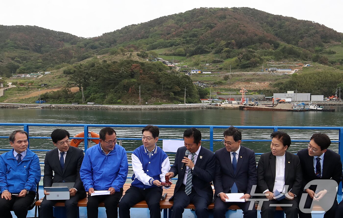 본문 이미지 - 정청래 더불어민주당 대표가 22일 경남 통영 욕지도에서 통영시로 향하는 선박 위에서 열린 '욕지도 선상 최고위원회의'에서 속개 선언을 하고 있다. 배 위에서 이뤄지는 현장 최고위는 이번이 처음이다. 2026.4.22 ⓒ 뉴스1 윤일지 기자