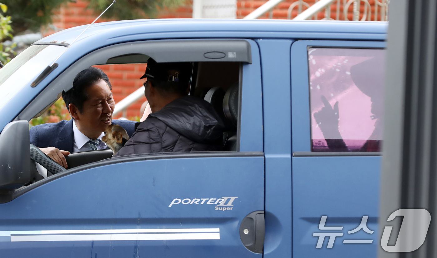 (통영=뉴스1) 윤일지 기자 = 정청래 더불어민주당 대표가 22일 경남 통영 욕지도에서 주민들과 인사를 나누고 있다. 2026.4.22/뉴스1