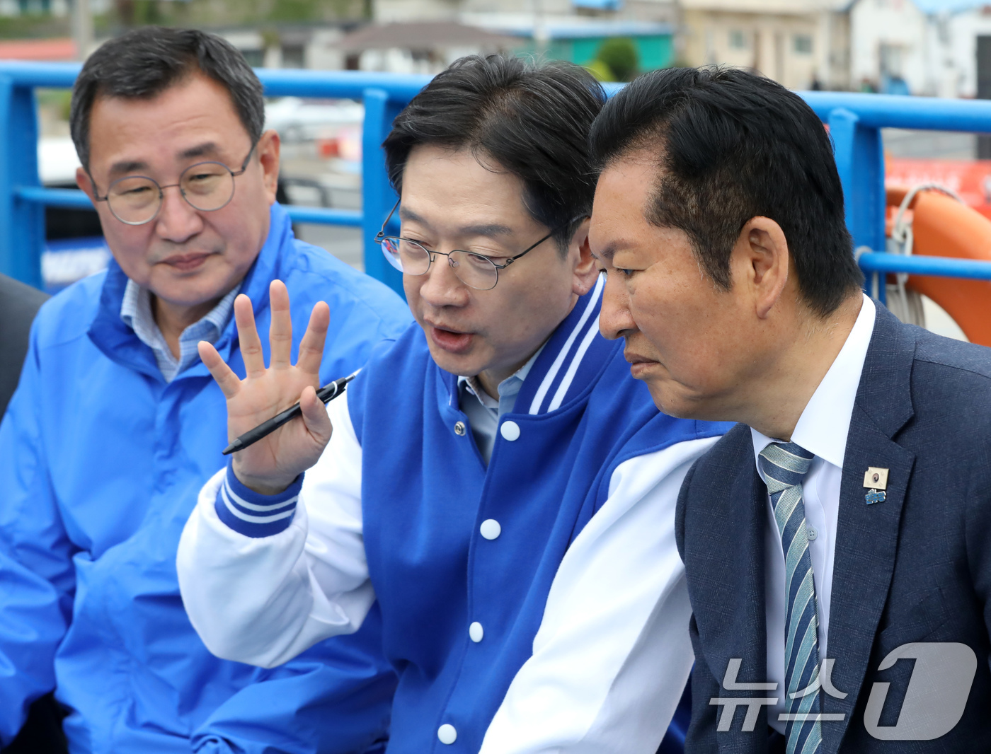 (통영=뉴스1) 윤일지 기자 = 정청래 더불어민주당 대표가 22일 경남 통영 욕지도에서 통영시로 향하는 선박 위에서 열린 '욕지도 선상 최고위원회의'에 참석해 김경수 경남도지사 후 …