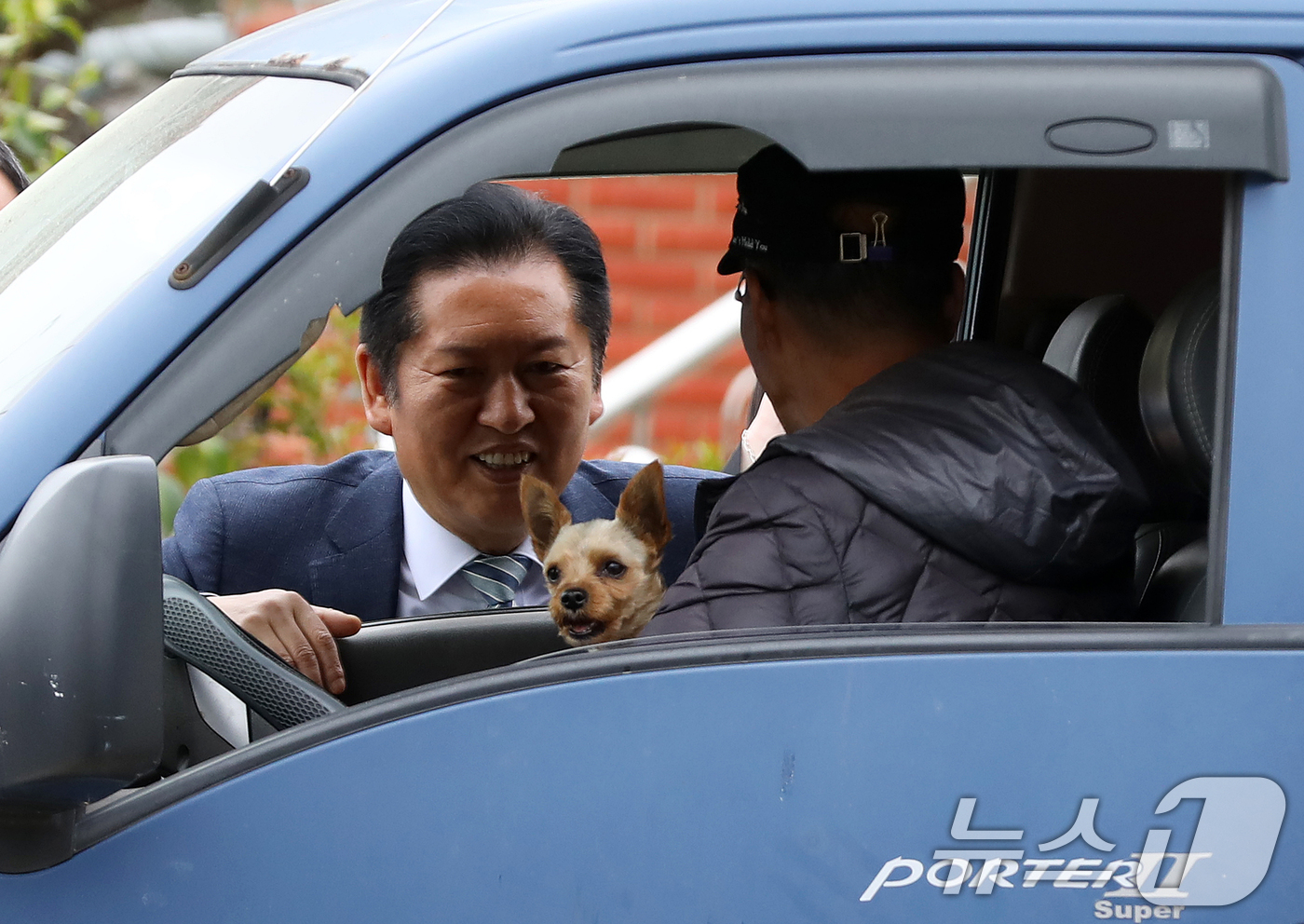 (통영=뉴스1) 윤일지 기자 = 정청래 더불어민주당 대표가 22일 경남 통영 욕지도에서 주민들과 인사를 나누고 있다. 2026.4.22/뉴스1