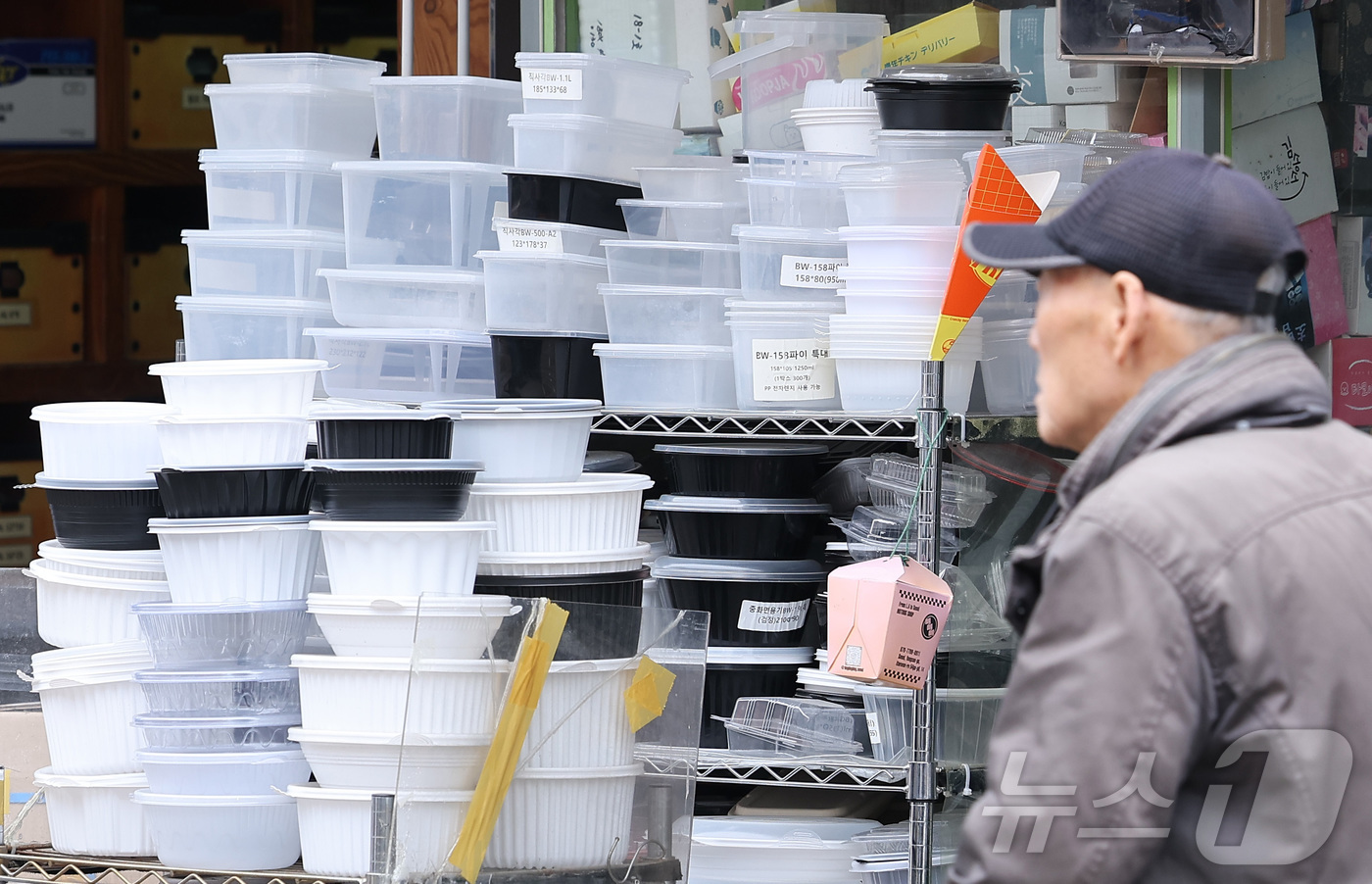 (서울=뉴스1) 김성진 기자 = 중동발 유가 충격으로 석유제품 가격이 급등하면서 지난달 국내 생산자물가가 약 4년 만에 가장 큰 폭으로 뛰었다. 특히 석유제품 가격은 전월 대비 3 …